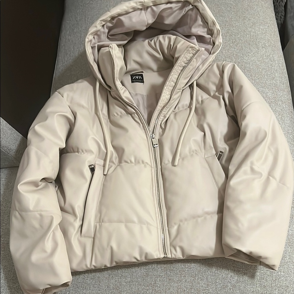 Zara Cream Puffer Jacket with Hood and Quilted Design